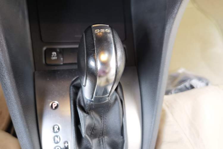 Used Volkswagen Golf 2012 1.4TSI Automatic Luxury Edition Gear Lever