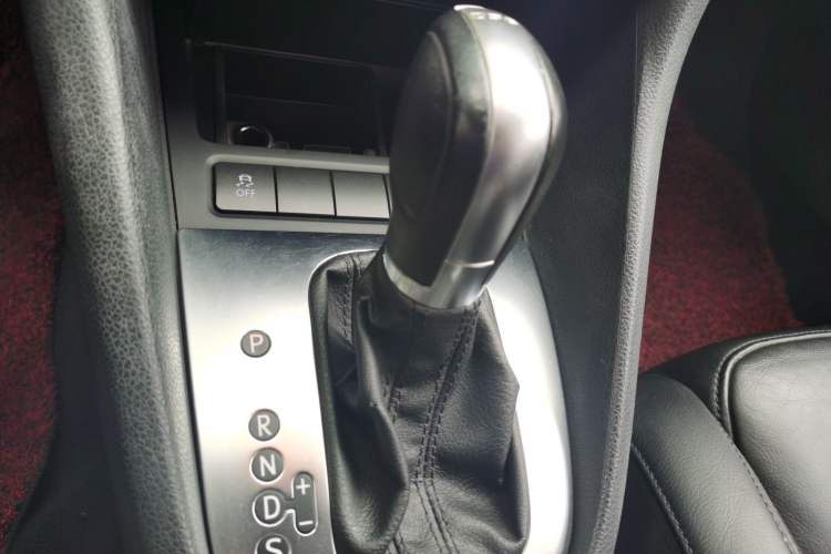 Used Volkswagen Golf 2012 1.4TSI Automatic Luxury Edition Gear Lever