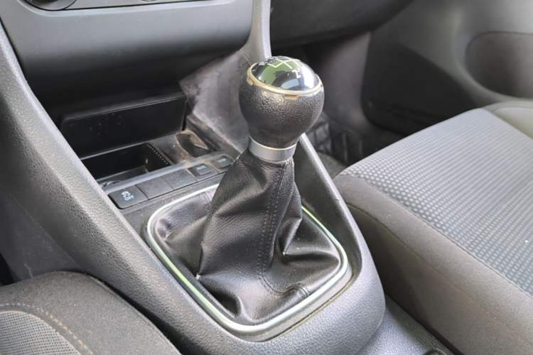 Used Volkswagen Golf 2012 1.6 Manual Comfort Edition Gear Lever