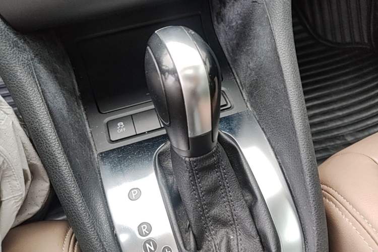 Used Volkswagen Golf 2012 1.6L Automatic Comfort Model Gear Lever