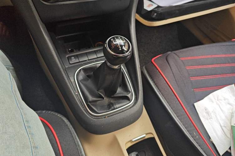 Used Volkswagen Golf 2012 1.6 Manual Comfort Edition Gear Lever