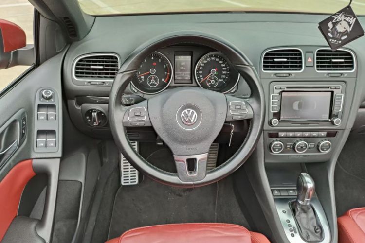 Used Volkswagen Golf 2012 1.4TSI Luxury Convertible Edition Interior 1
