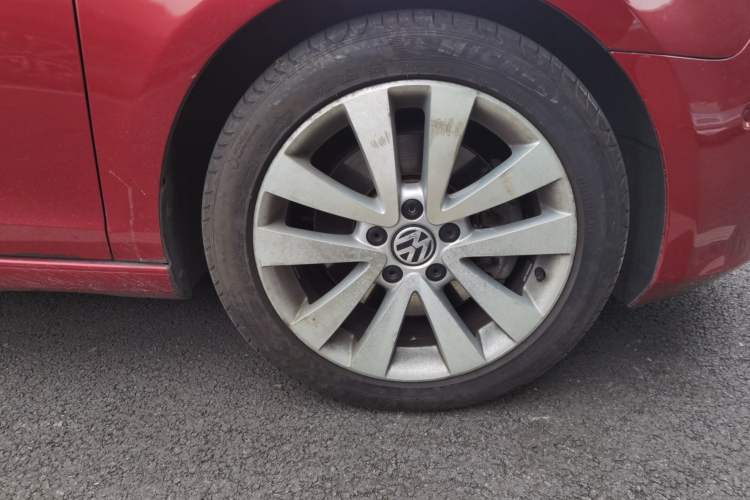 Used Volkswagen Golf 2012 1.4TSI Luxury Convertible Edition Right Front Wheel Hub