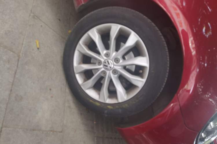 Used Volkswagen Golf 2012 1.6 Manual Comfort Edition Right Front Wheel Hub