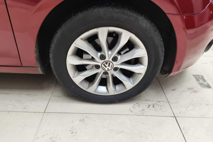 Used Volkswagen Golf 2012 1.6L Automatic Comfort Model Right Front Wheel Hub