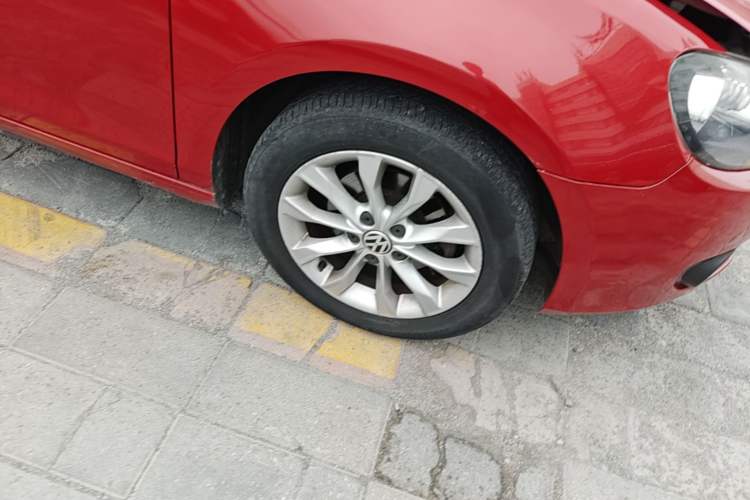 Used Volkswagen Golf 2012 1.6L Automatic Comfort Model Right Front Wheel Hub