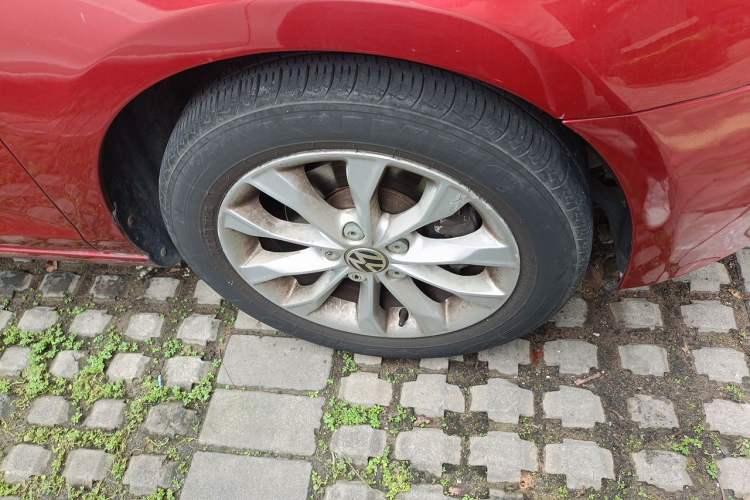 Used Volkswagen Golf 2012 1.6L Automatic Comfort Model Right Front Wheel Hub