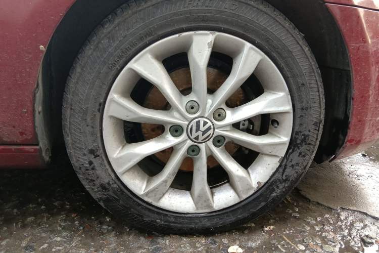 Used Volkswagen Golf 2012 1.6L Automatic Comfort Model Right Front Wheel Hub