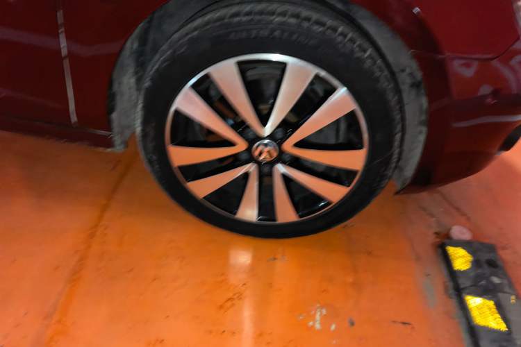 Used Volkswagen Golf 2012 1.4TSI Luxury Convertible Edition Right Front Wheel Hub