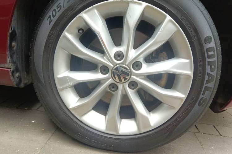 Used Volkswagen Golf 2012 1.4 TSI Automatic Comfort Edition Right Front Wheel Hub