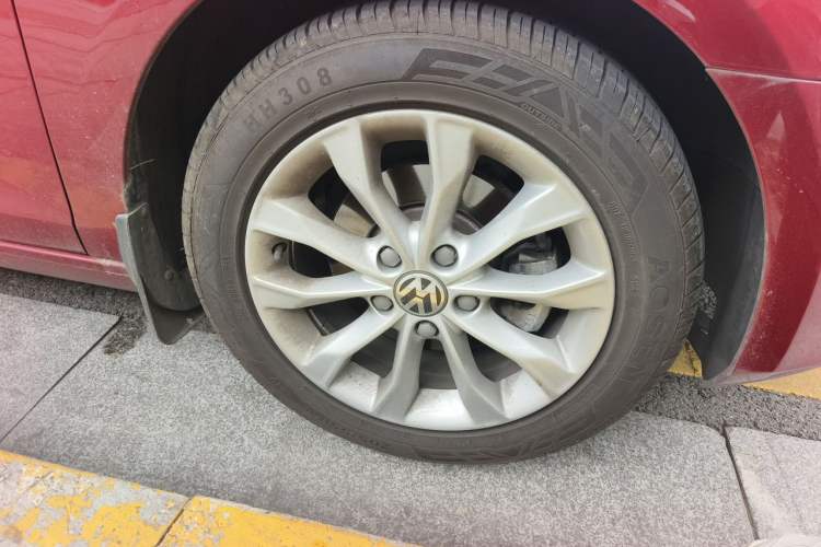Used Volkswagen Golf 2012 1.6L Automatic Comfort Model Right Front Wheel Hub