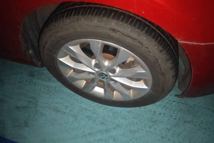 Used Volkswagen Golf 2012 1.4 TSI Automatic Comfort Edition Right Front Wheel Hub