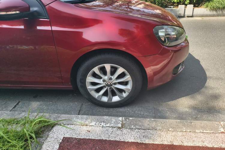 Used Volkswagen Golf 2012 1.6L Automatic Comfort Model Right Front Wheel Hub