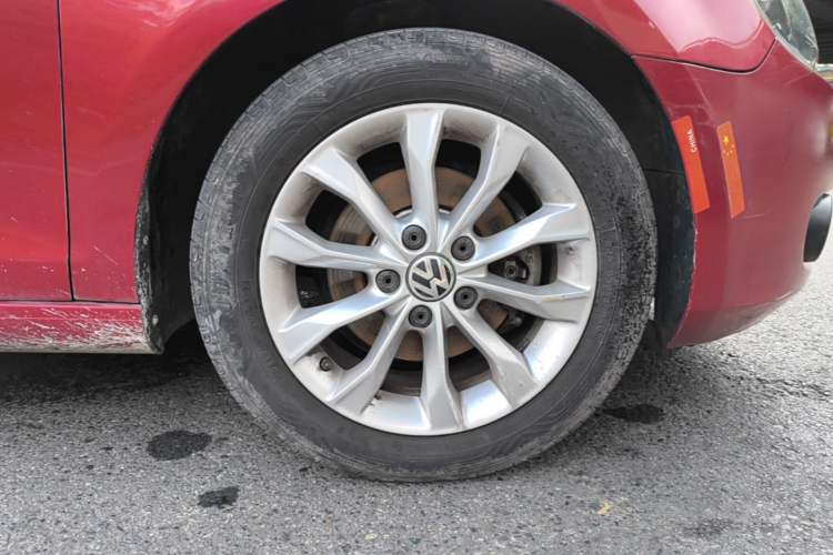 Used Volkswagen Golf 2012 1.6 Manual Comfort Edition Right Front Wheel Hub