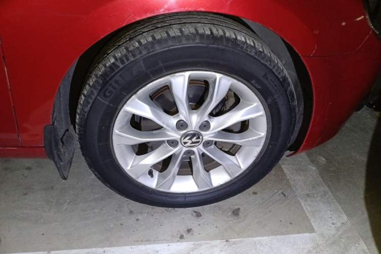 Used Volkswagen Golf 2012 1.4 TSI Automatic Comfort Edition Right Front Wheel Hub