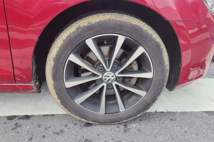 Used Volkswagen Golf 2012 1.4TSI Automatic Luxury Edition Right Front Wheel Hub