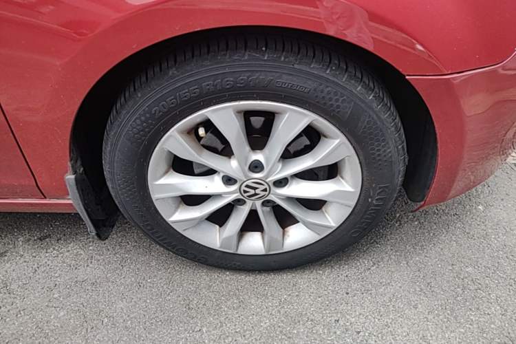 Used Volkswagen Golf 2012 1.6L Automatic Comfort Model Right Front Wheel Hub