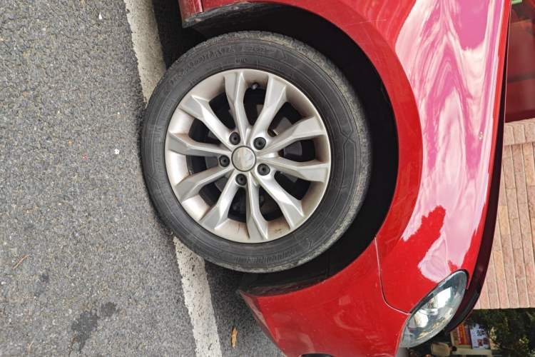 Used Volkswagen Golf 2012 1.6 Manual Comfort Edition Right Front Wheel Hub