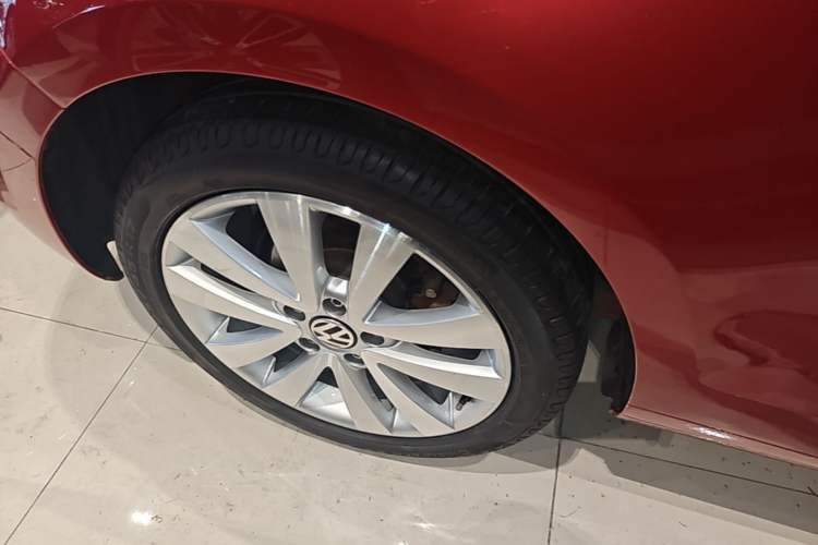 Used Volkswagen Golf 2012 1.4TSI Luxury Convertible Edition Right Rear Wheel Hub
