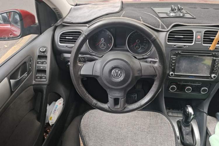 Used Volkswagen Golf 2012 1.6L Automatic Fashion Model Steering Wheel
