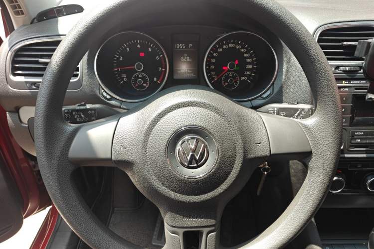 Used Volkswagen Golf 2012 1.6L Automatic Fashion Model Steering Wheel