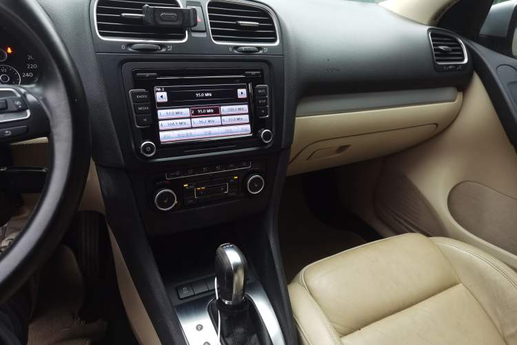 Used Volkswagen Golf 2012 1.4TSI Automatic Luxury Edition Audio And AC Panel