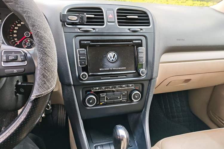 Used Volkswagen Golf 2012 1.4TSI Automatic Luxury Edition Audio And AC Panel