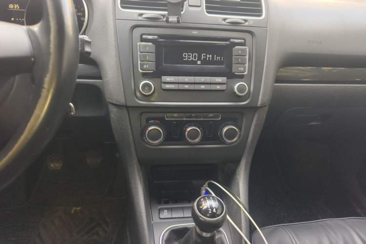 Used Volkswagen Golf 2012 1.6 Manual Comfort Edition Audio And AC Panel