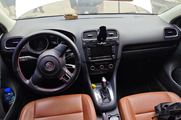Used Volkswagen Golf 2012 1.6L Automatic Comfort Model Center Console
