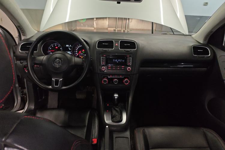 Used Volkswagen Golf 2012 1.6L Automatic Comfort Model Center Console