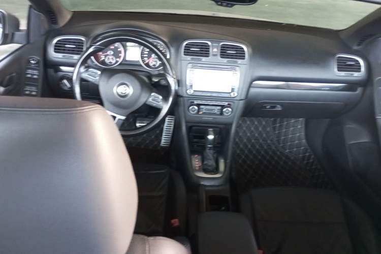 Used Volkswagen Golf 2012 1.4TSI Luxury Convertible Edition Center Console