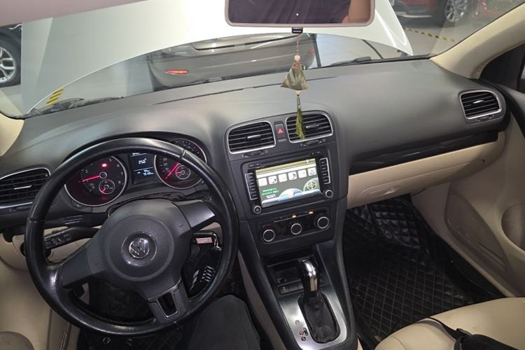 Used Volkswagen Golf 2012 1.6L Automatic Comfort Model Center Console