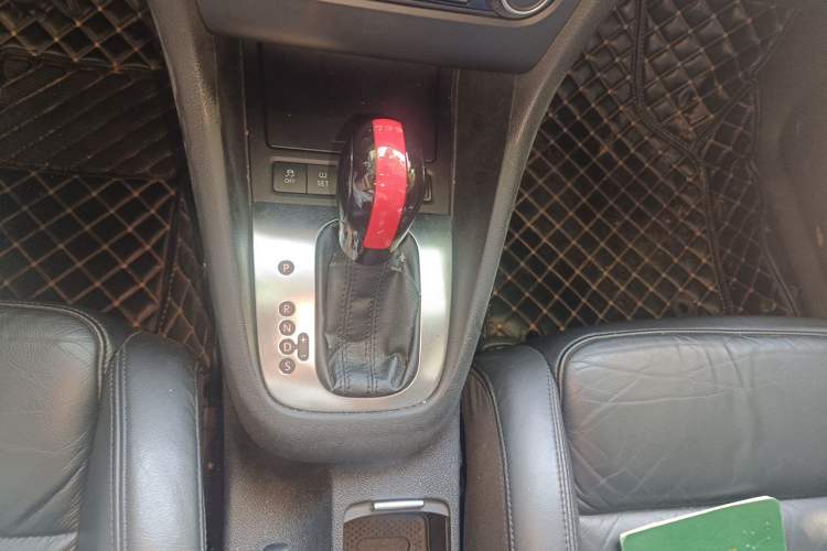 Used Volkswagen Golf 2012 1.4TSI Automatic Luxury Edition Gear Lever