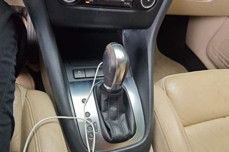 Used Volkswagen Golf 2012 1.4TSI Automatic Luxury Edition Gear Lever