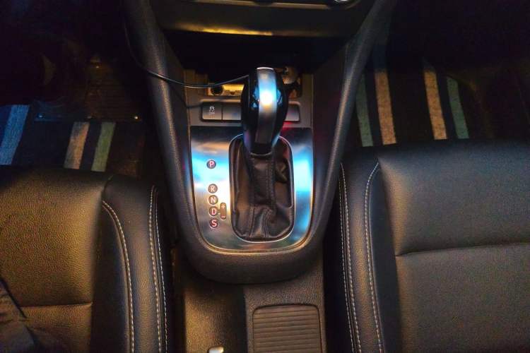 Used Volkswagen Golf 2012 1.6L Automatic Comfort Model Gear Lever