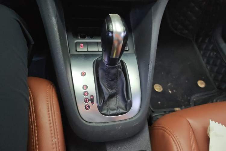 Used Volkswagen Golf 2012 1.6L Automatic Comfort Model Gear Lever