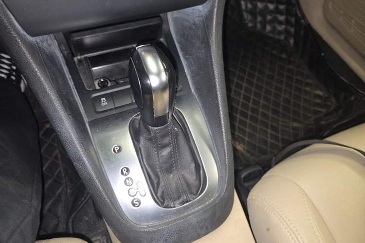 Used Volkswagen Golf 2012 1.6L Automatic Comfort Model Gear Lever
