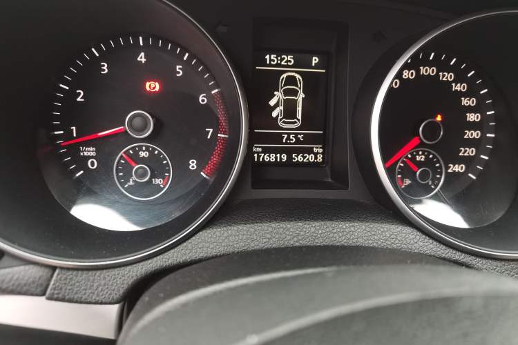 Used Volkswagen Golf 2012 1.4TSI Automatic Luxury Edition Odometer Close Up