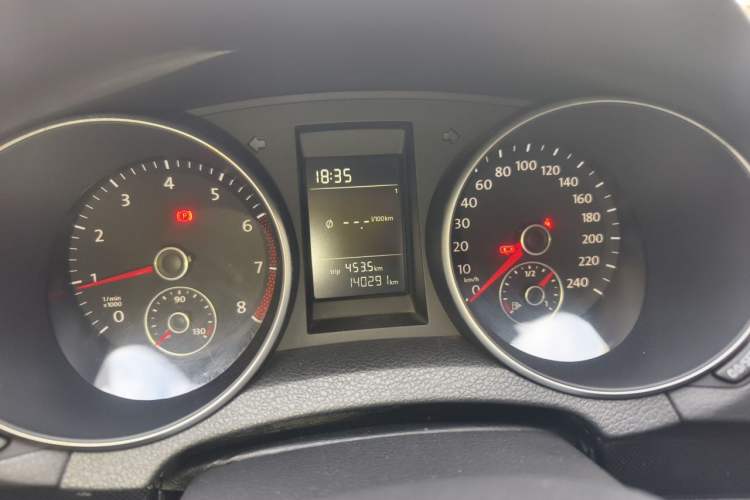 Used Volkswagen Golf 2012 1.6 Manual Comfort Edition Odometer Close Up