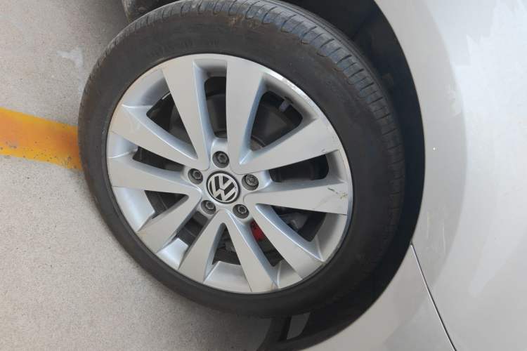 Used Volkswagen Golf 2012 1.4TSI Luxury Convertible Edition Right Front Wheel Hub