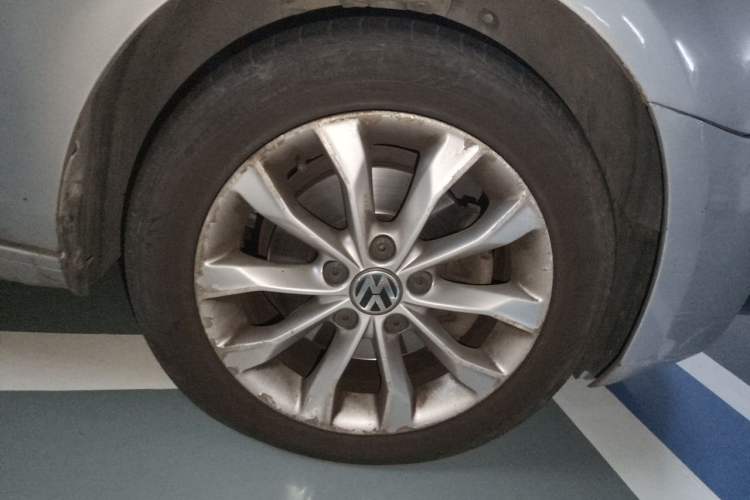 Used Volkswagen Golf 2012 1.4 TSI Automatic Comfort Edition Right Front Wheel Hub
