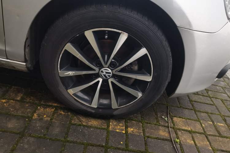 Used Volkswagen Golf 2012 1.4TSI Automatic Luxury Edition Right Front Wheel Hub