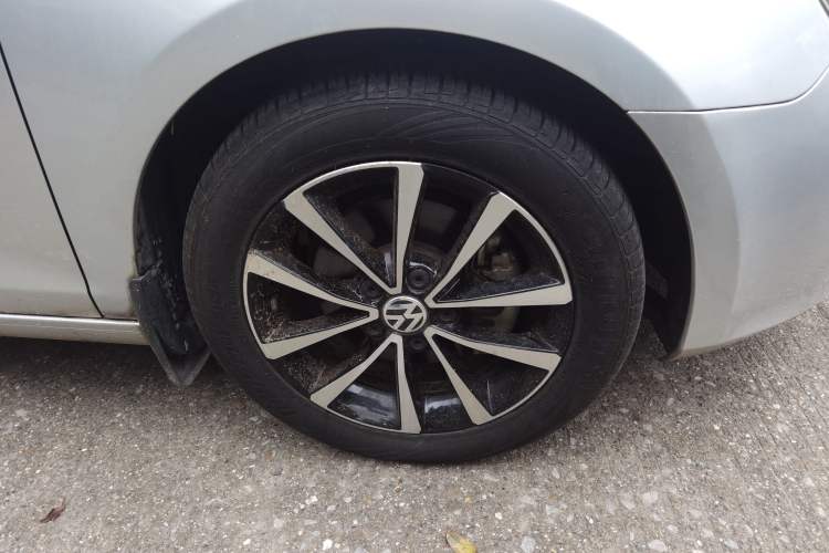 Used Volkswagen Golf 2012 1.4TSI Automatic Luxury Edition Right Front Wheel Hub