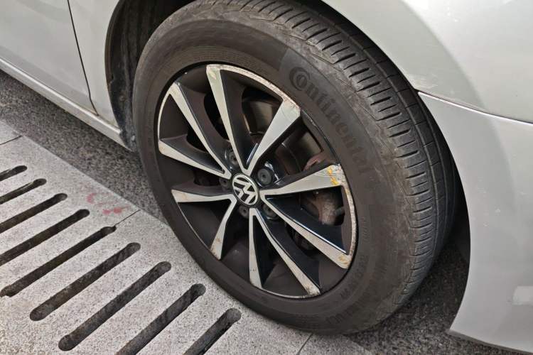 Used Volkswagen Golf 2012 1.4TSI Automatic Luxury Edition Right Front Wheel Hub