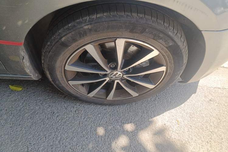 Used Volkswagen Golf 2012 1.4TSI Automatic Luxury Edition Right Front Wheel Hub