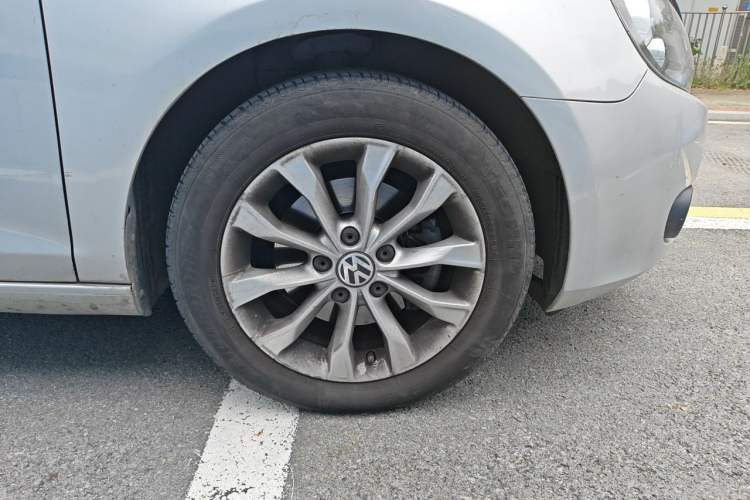 Used Volkswagen Golf 2012 1.4 TSI Manual Comfort Edition Right Front Wheel Hub