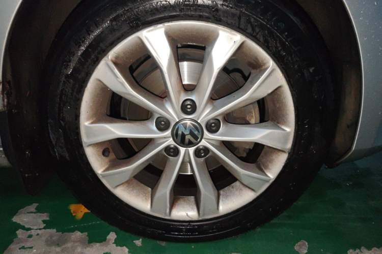 Used Volkswagen Golf 2012 1.6L Automatic Comfort Model Right Front Wheel Hub