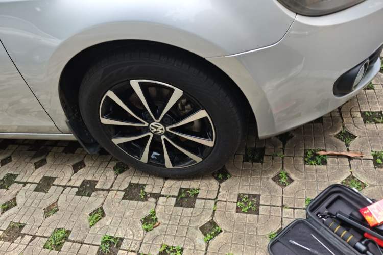 Used Volkswagen Golf 2012 1.4TSI Automatic Luxury Edition Right Front Wheel Hub