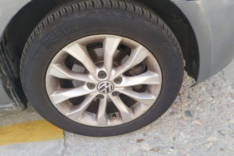 Used Volkswagen Golf 2012 1.6L Automatic Comfort Model Right Front Wheel Hub