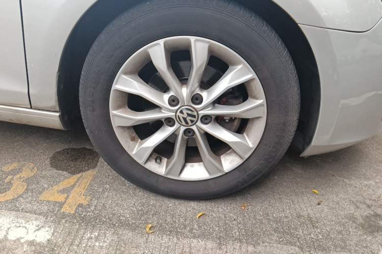 Used Volkswagen Golf 2012 1.6L Automatic Comfort Model Right Front Wheel Hub